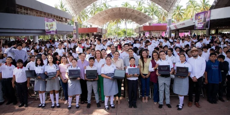 Gobierno de Colima sigue entregando laptops gratuitas; este martes la reciben más de 2 mil estudiantes de secundaria