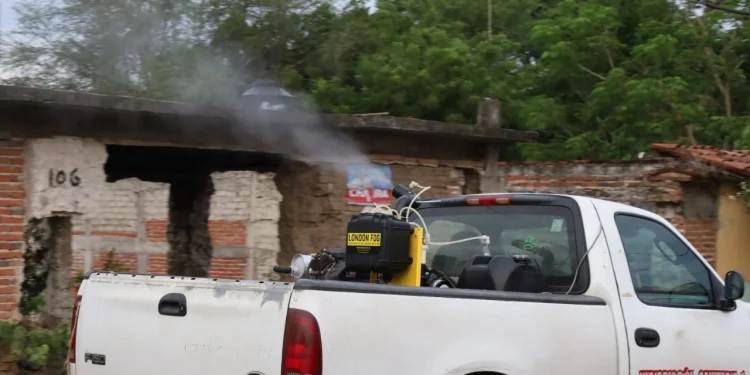 Intensifica Salud Colima la fumigación contra el dengue; este miércoles nebuliza 59 colonias y comunidades del estado