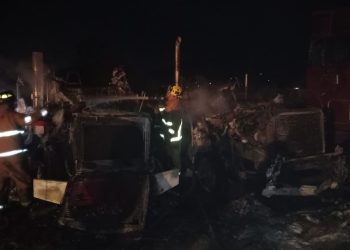 Cortocircuito causa incendio de tráiler en El Colomo, Manzanillo; fue sofocado por Bomberos