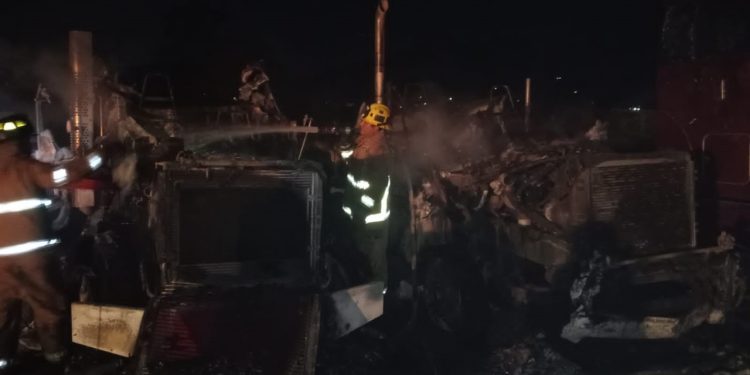 Cortocircuito causa incendio de tráiler en El Colomo, Manzanillo; fue sofocado por Bomberos