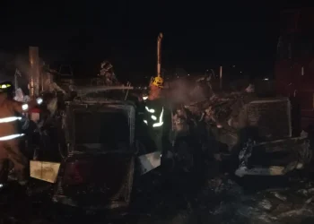 Cortocircuito causa incendio de tráiler en El Colomo, Manzanillo; fue sofocado por Bomberos