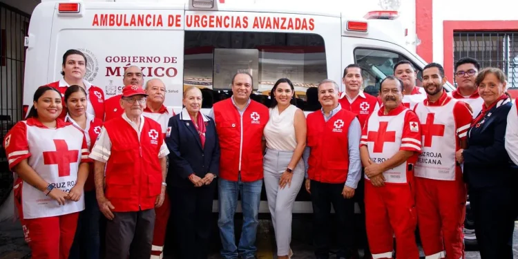 Indira Vizcaíno entregó una ambulancia y dos desfibriladores a Cruz Roja Colima, con inversión de más de 2.4 mdp