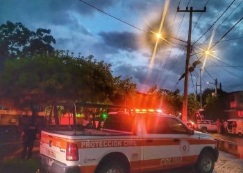 Protección Civil atiende a personas lesionadas tras accidente entre tren y camión pasajero, en Coquimatlán