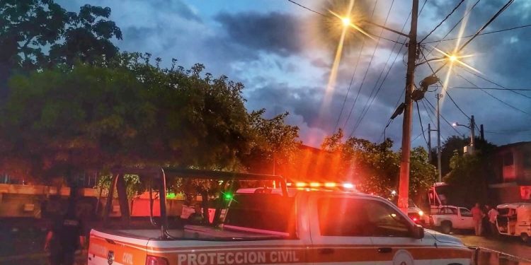 Protección Civil atiende a personas lesionadas tras accidente entre tren y camión pasajero, en Coquimatlán