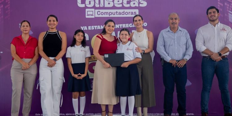 Ahora, cerca de 2 mil estudiantes de secundarias de Manzanillo reciben laptops gratuitas del Gobierno de Colima