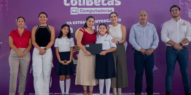 Ahora, cerca de 2 mil estudiantes de secundarias de Manzanillo reciben laptops gratuitas del Gobierno de Colima