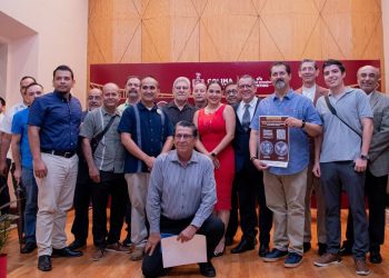 Gobernadora devela medalla de plata conmemorativa ‘500 años de la Fundación de la primera Villa de Colima’