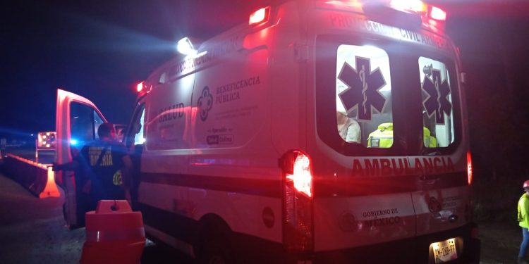 Protección Civil y GN auxilian a personas accidentadas durante la madrugada en la autopista Colima-Manzanillo