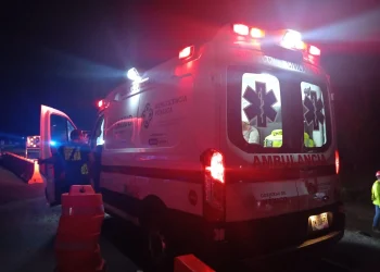 Protección Civil y GN auxilian a personas accidentadas durante la madrugada en la autopista Colima-Manzanillo