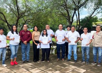 IEEA Colima entrega certificados a personas que terminaron su educación básica, en Manzanillo