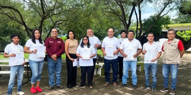 IEEA Colima entrega certificados a personas que terminaron su educación básica, en Manzanillo