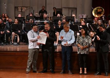Ofrecen espectacular concierto de despedida al director de la Sinfónica del Gobierno del Estado de Colima