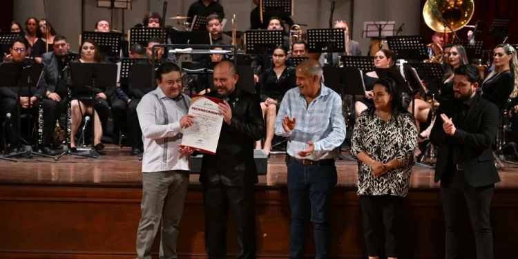 Ofrecen espectacular concierto de despedida al director de la Sinfónica del Gobierno del Estado de Colima