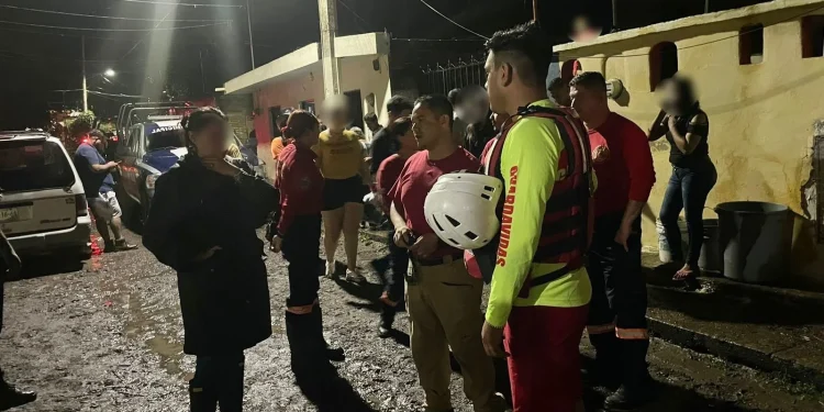 UEPC Colima atendió a población en zonas de riesgo, tras las lluvias de este miércoles