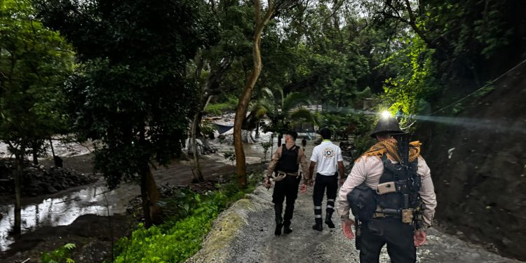 UEPC y Policía Estatal buscan a un hombre que desapareció al aumentar el caudal del río Colima