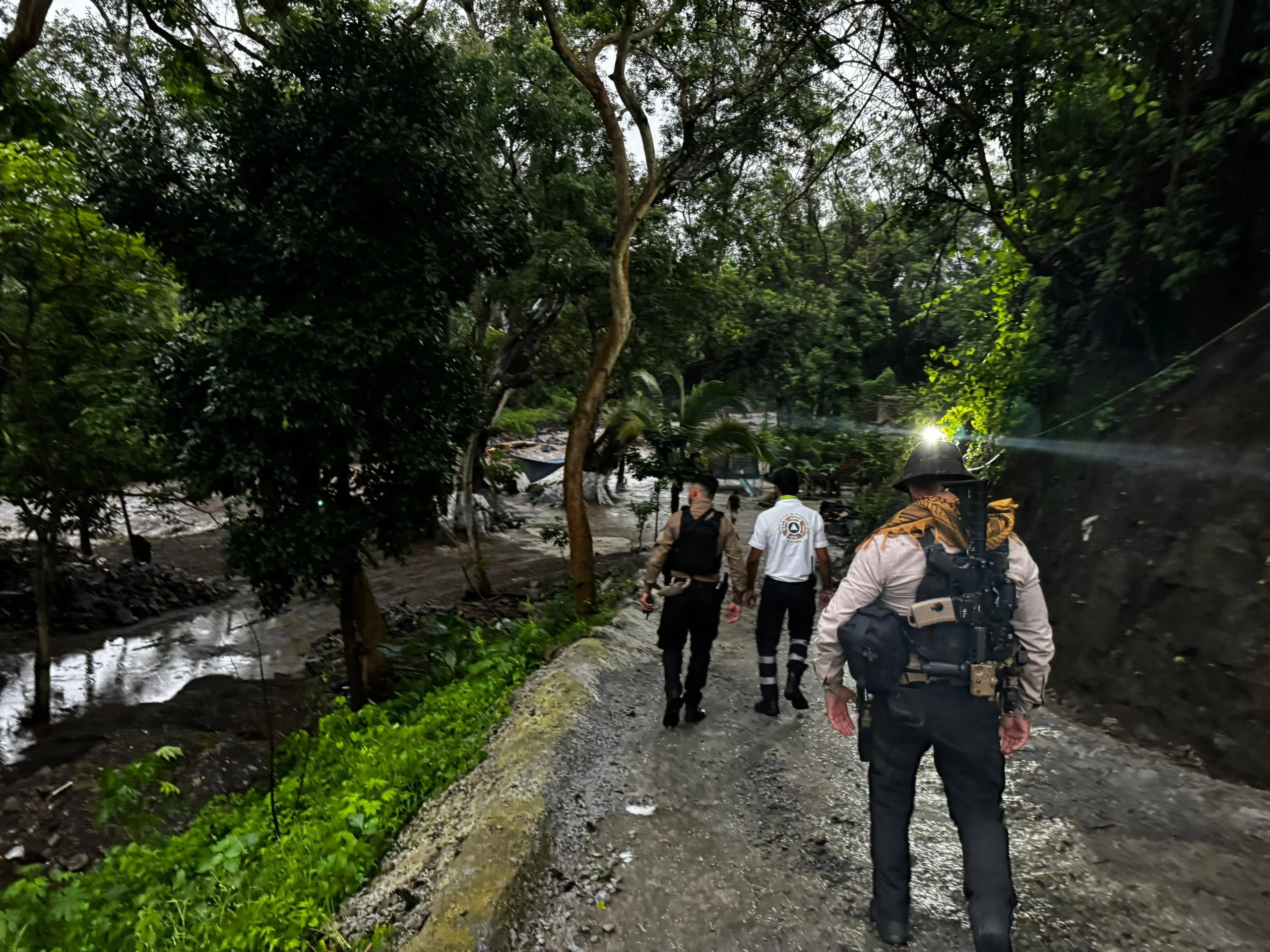 UEPC y Policía Estatal buscan a un hombre que desapareció al aumentar el caudal del río Colima