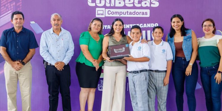 Gobierno de Colima entrega laptops gratuitas a 925 estudiantes de Coquimatlán y Armería