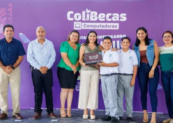 Gobierno de Colima entrega laptops gratuitas a 925 estudiantes de Coquimatlán y Armería