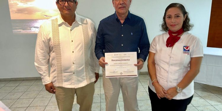 Especialista imparte conferencia sobre prevención y detección del cáncer de mama a personal de Educación Colima