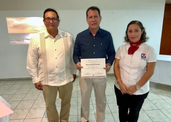 Especialista imparte conferencia sobre prevención y detección del cáncer de mama a personal de Educación Colima