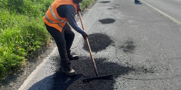 Seidum bachea tramos carreteros en tres municipios, para mejorar seguridad de quienes transitan