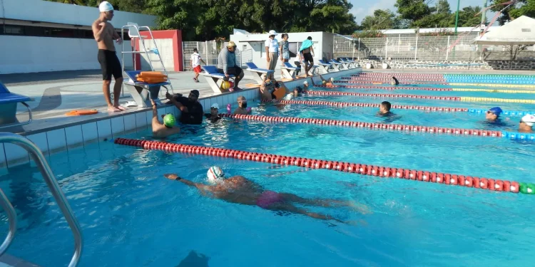 Incode promueve cursos y talleres de natación que mejoran el niveles de participantes