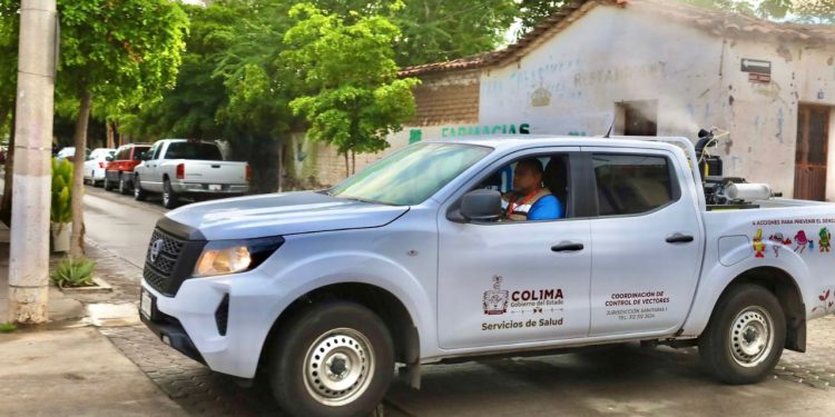 Este lunes, Salud Colima fumiga contra el dengue en 34 colonias; el martes será en 4 municipios