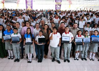 Gobierno de Colima sigue entregando laptops gratuitas a estudiantes; este miércoles la reciben casi 1,900 villalvarenses