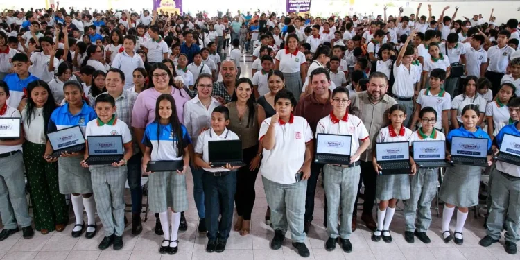 Gobierno de Colima sigue entregando laptops gratuitas a estudiantes; este miércoles la reciben casi 1,900 villalvarenses