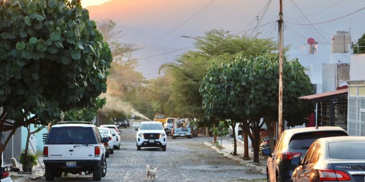 Salud Colima mantiene la fumigación contra el dengue en el estado; este viernes será en Tecomán