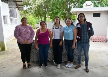 ROSI BAYARDO ENTREGA EN CHANDIABLO KITS DE LÁMINAS PARA PROTEGER A LOS HOGARES DE LAS LLUVIAS