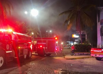 UEPC y PC Manzanillo participan en control de incendio afuera de un hotel, en el puerto