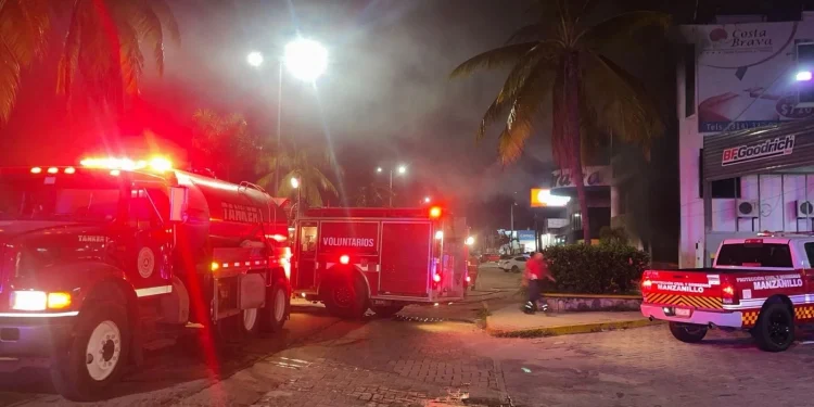 UEPC y PC Manzanillo participan en control de incendio afuera de un hotel, en el puerto