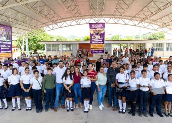 Estudiantes de Ixtlahuacán y Minatitlán ya tienen sus laptops gratuitas del Gobierno de Colima