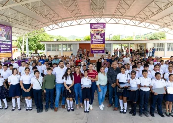 Estudiantes de Ixtlahuacán y Minatitlán ya tienen sus laptops gratuitas del Gobierno de Colima