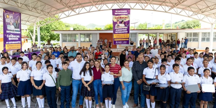 Estudiantes de Ixtlahuacán y Minatitlán ya tienen sus laptops gratuitas del Gobierno de Colima