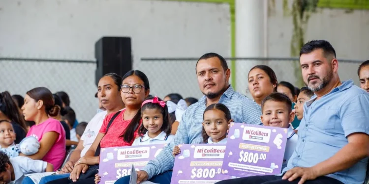 Gobierno de Colima entrega Mi ColiBeca para Empezar a más de 1,300 estudiantes de Minatitlán
