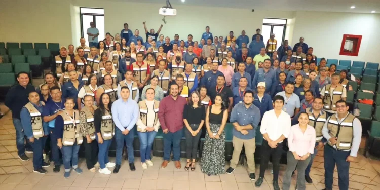 En Colima, se actualiza personal de Vectores en fumigación y control larvario