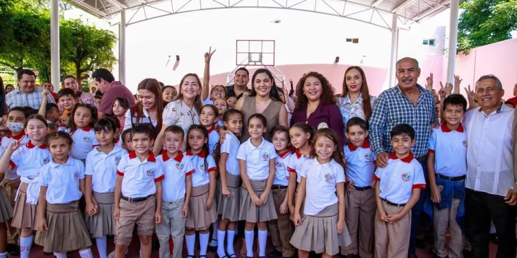 Gobernadora entregó construcción de techado en Cendi Villa de Álvarez; se invierten 2.6 mdp