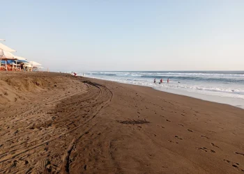 Guardavidas de UEPC Colima rescatan a dos personas en riesgo de ahogamiento, en Cuyutlán