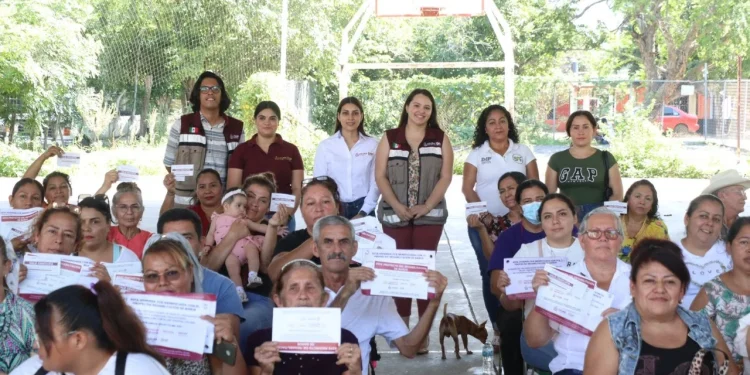 100 familias de Minatitlán y Colima beneficiadas con el programa Salud y Bienestar Comunitario del DIF Estatal
