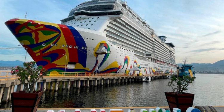 LIegaron a Manzanillo los dos primeros cruceros de la temporada 2024-2025