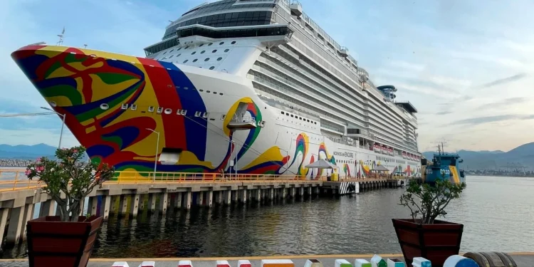 LIegaron a Manzanillo los dos primeros cruceros de la temporada 2024-2025
