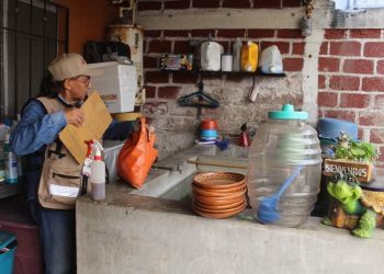 Salud Colima sigue el control larvario para evitar criaderos del mosco del dengue