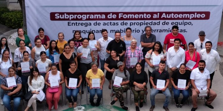 Gobierno Colima entrega actas de propiedad para 39 proyectos beneficiados con Fomento al Autoempleo