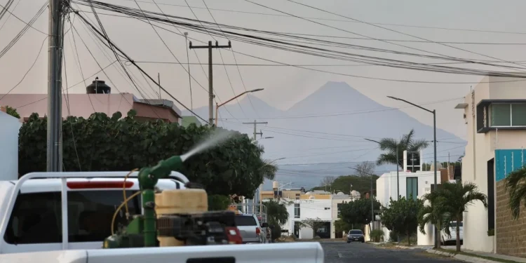 Salud Colima fumiga contra el dengue en 71 colonias de cinco municipios este lunes y martes