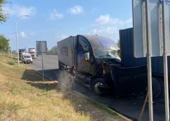 Previene UEPC por tránsito lento en autopista Colima-Manzanillo, tras accidente entre dos tráileres