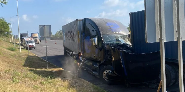 Previene UEPC por tránsito lento en autopista Colima-Manzanillo, tras accidente entre dos tráileres