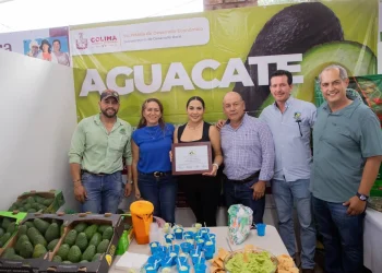 Indira Vizcaíno recorrió Pabellón Agropecuario y Campesino y la Expo Ganadera, en la Feria de Colima