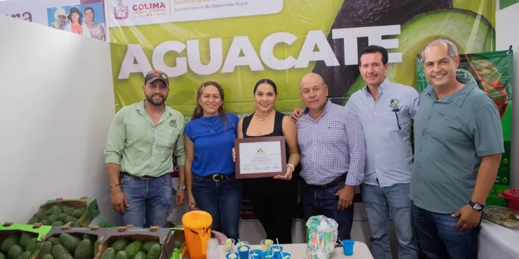 Indira Vizcaíno recorrió Pabellón Agropecuario y Campesino y la Expo Ganadera, en la Feria de Colima
